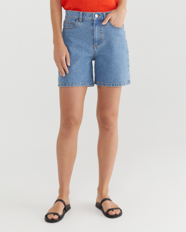 Lari Denim Shorts in WASHED DENIM