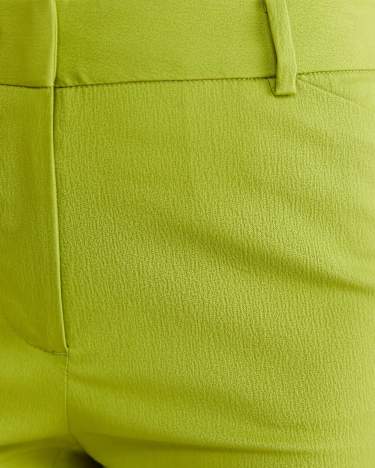 Evie Capri Pant in APPLE