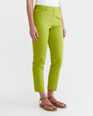 Evie Capri Pant in APPLE