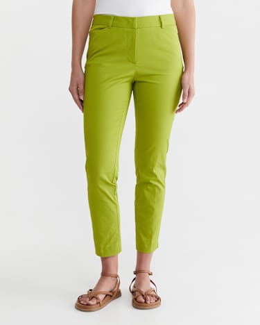 Evie Capri Pant in APPLE