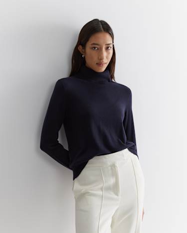 Laurina Turtleneck in NAVY