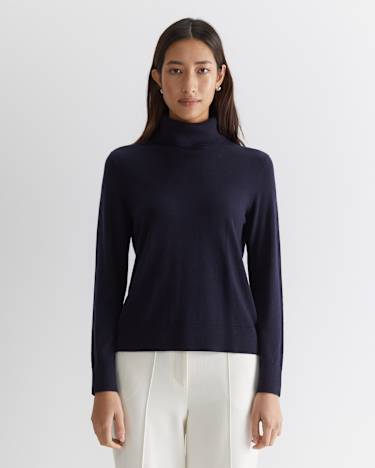 Laurina Turtleneck in NAVY