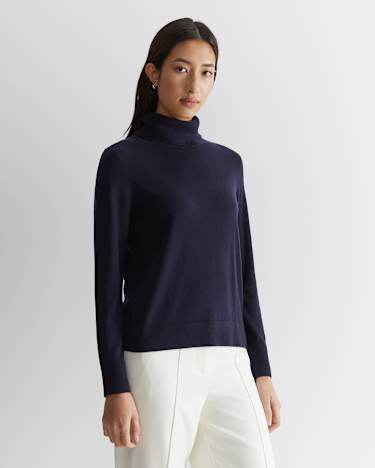 Laurina Turtleneck in NAVY
