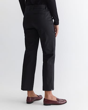 Evie Straight Capri Pant in BLACK