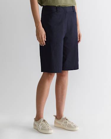 Evie Bermuda Short in CLASSIC NAVY