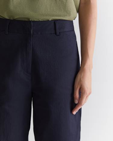 Evie Bermuda Short in CLASSIC NAVY