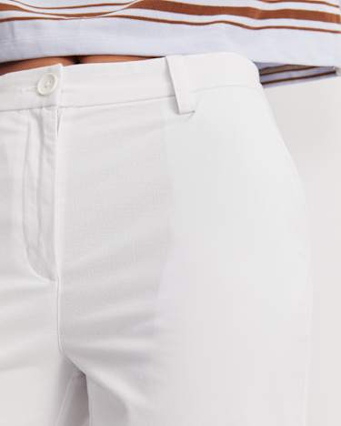 Laura Chino Short in WHITE