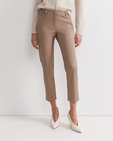 Evie Capri Pant in CAPPUCCINO
