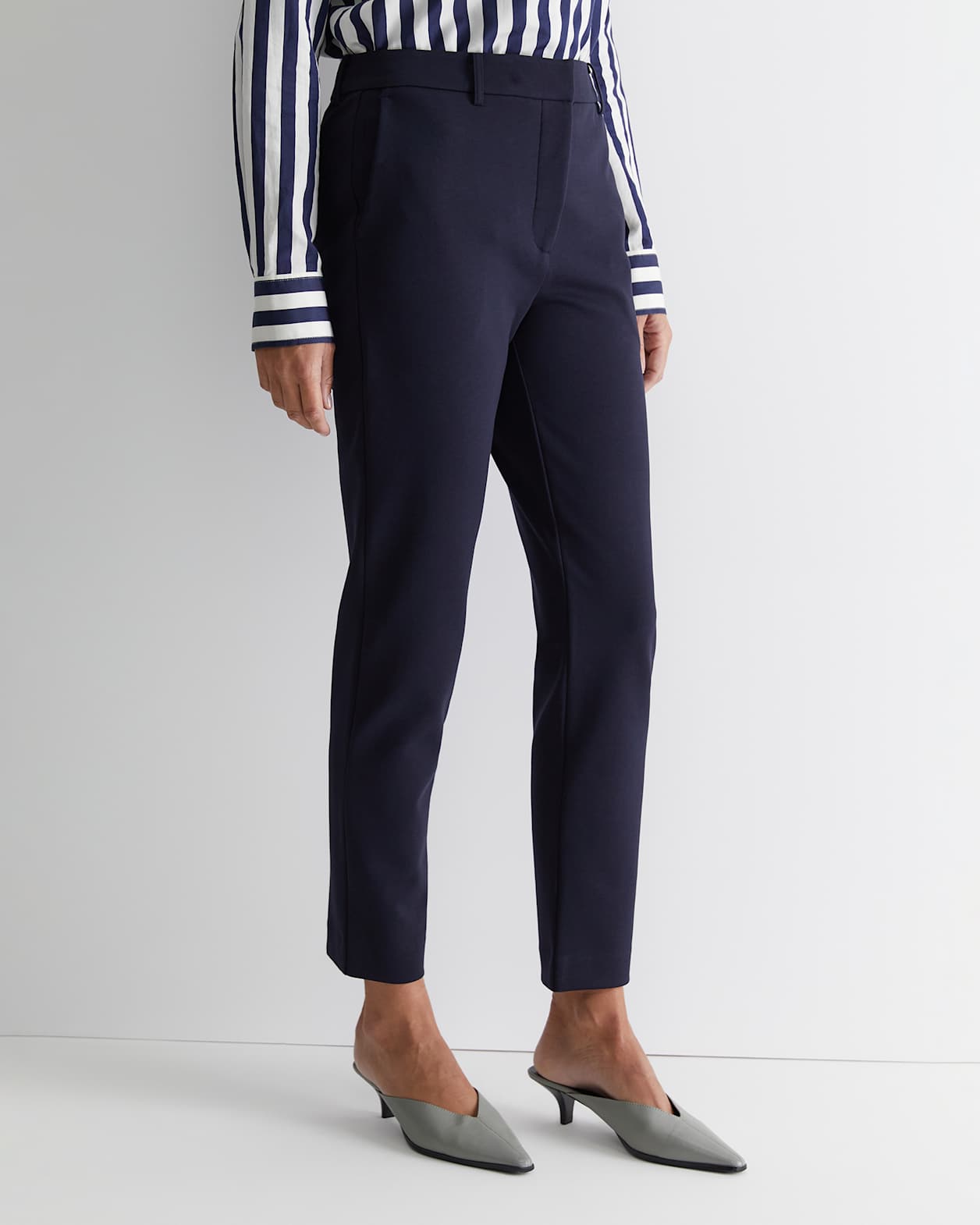 Evie Ponte Pant in NAVY