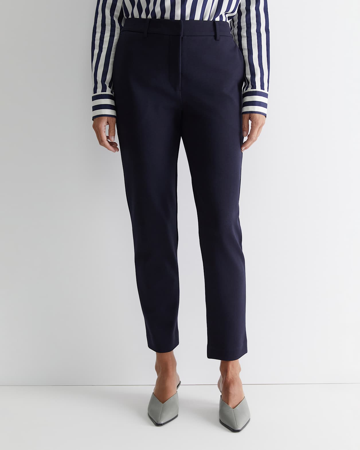Evie Ponte Pant in NAVY