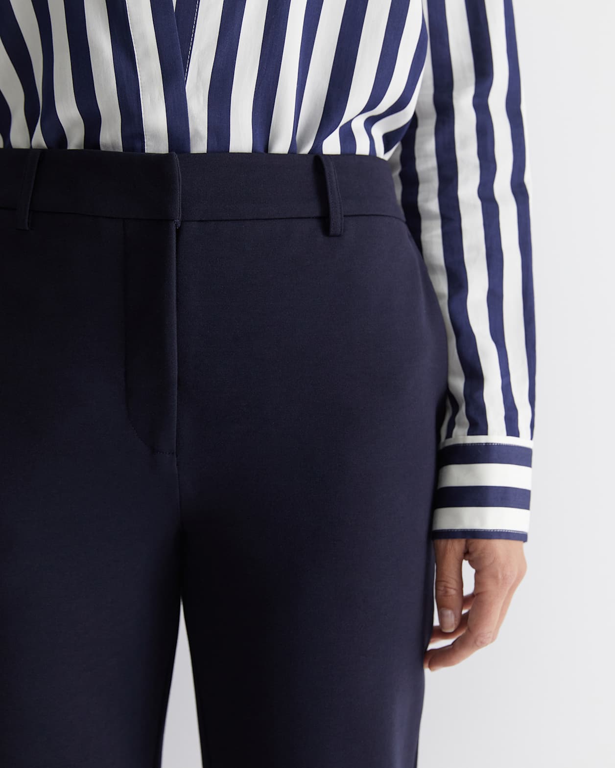 Evie Ponte Pant in NAVY