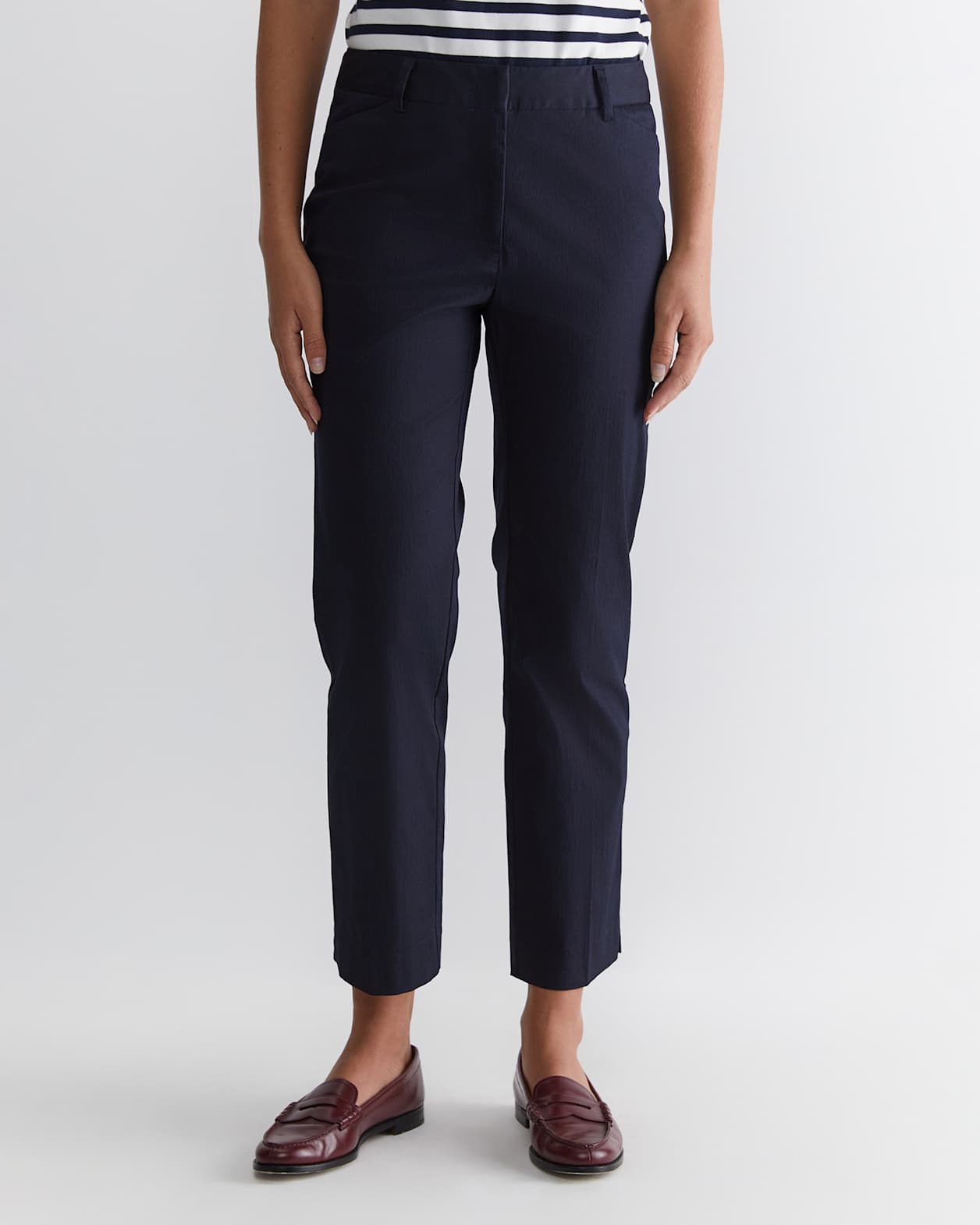 Evie Straight Capri Pant in CLASSIC NAVY
