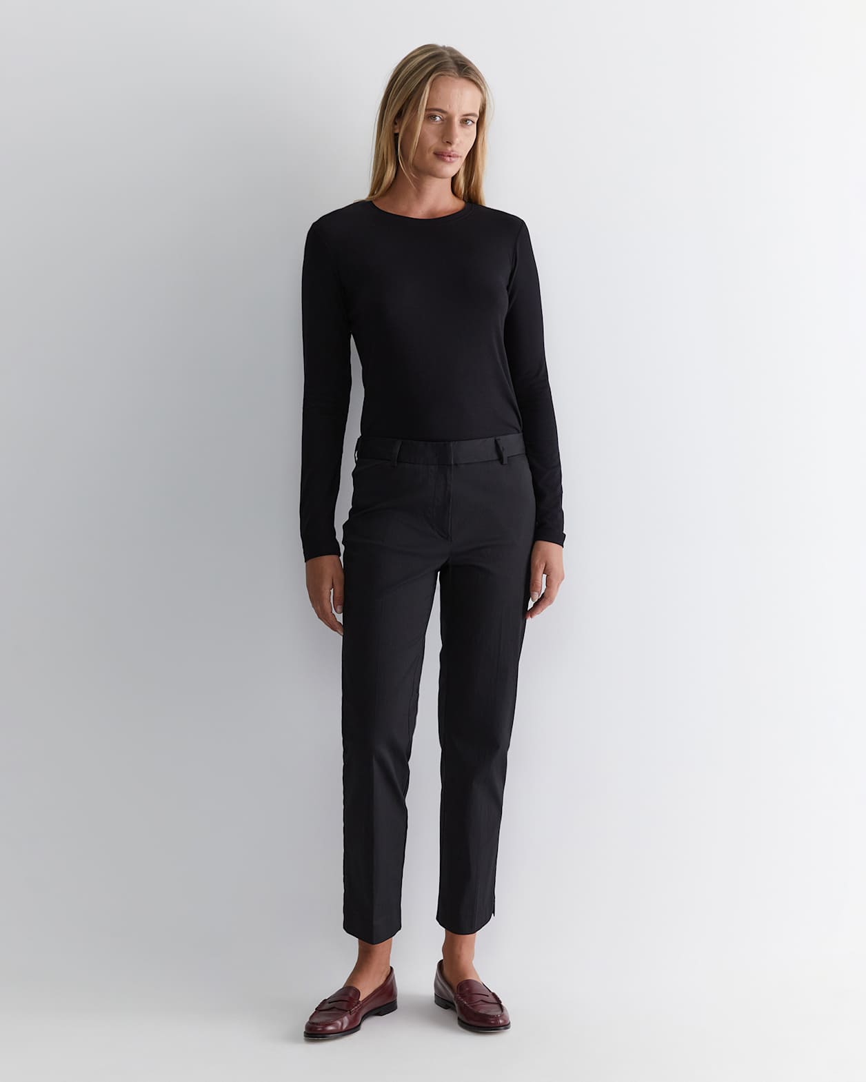 Evie Straight Capri Pant in BLACK