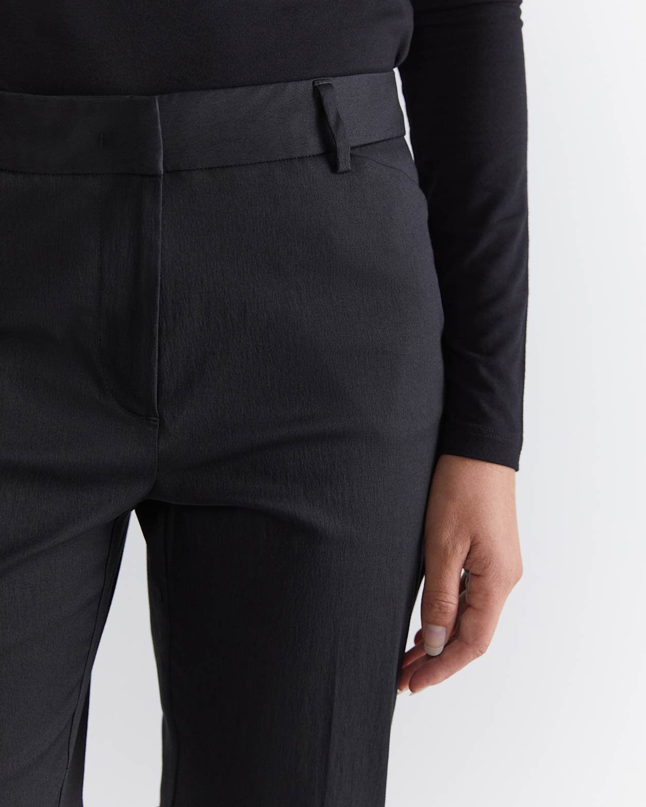 Evie Straight Capri Pant in BLACK