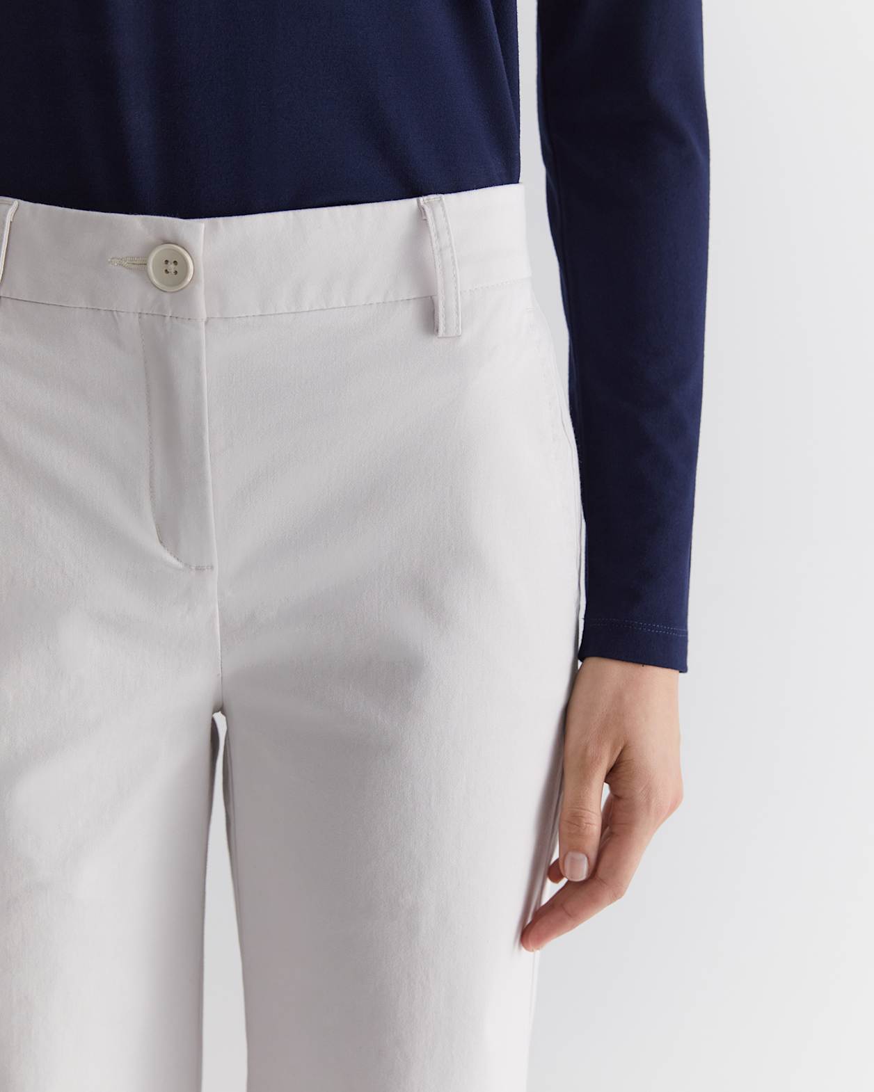 Laura Chino Short in BONE