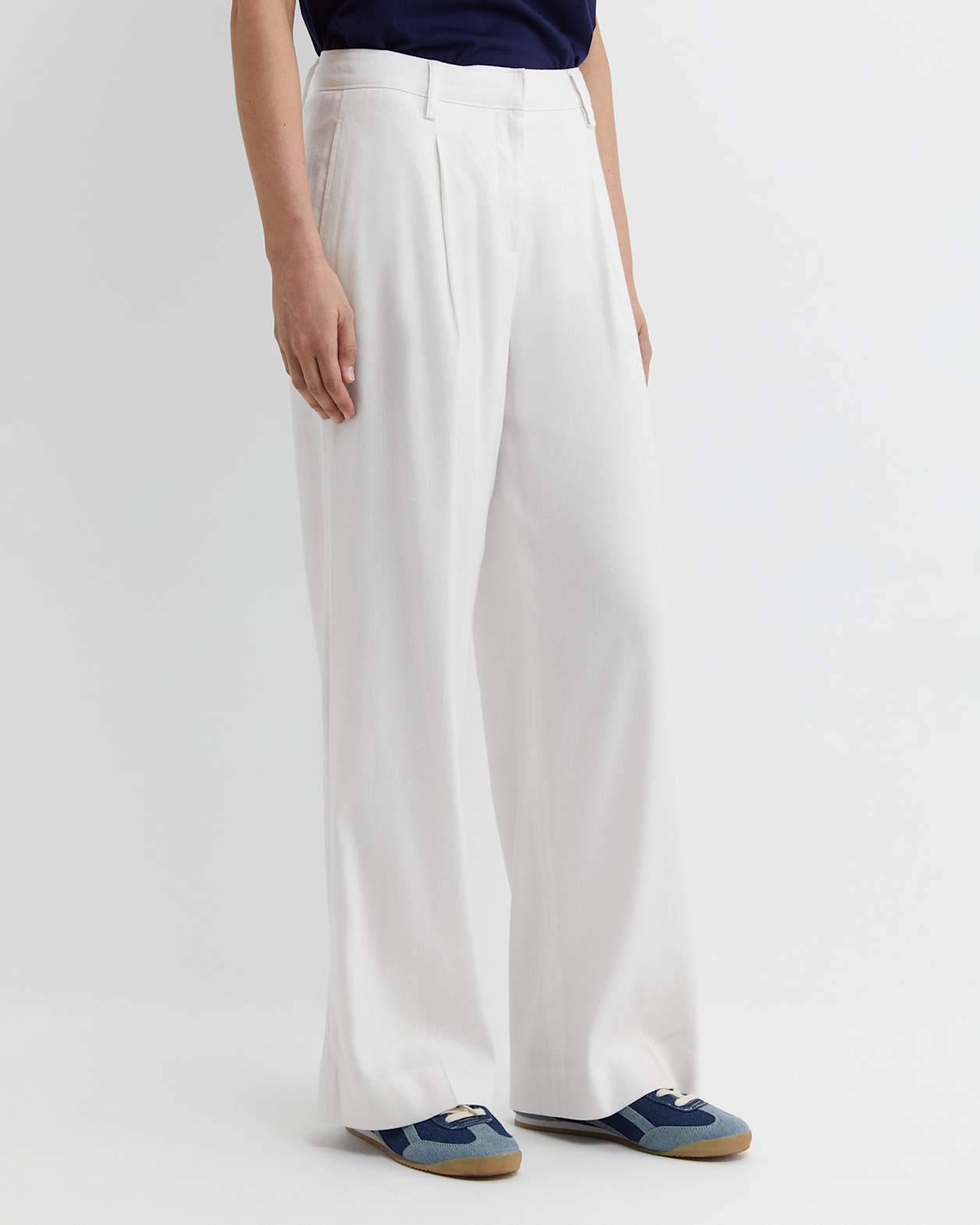 Brianne Wide Leg Pleat Pant in WHITE