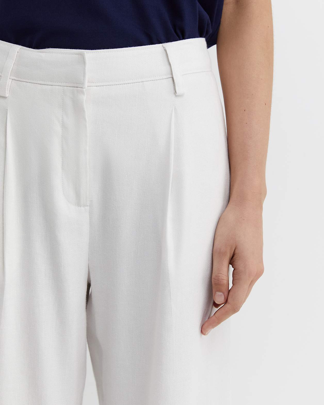Brianne Wide Leg Pleat Pant in WHITE