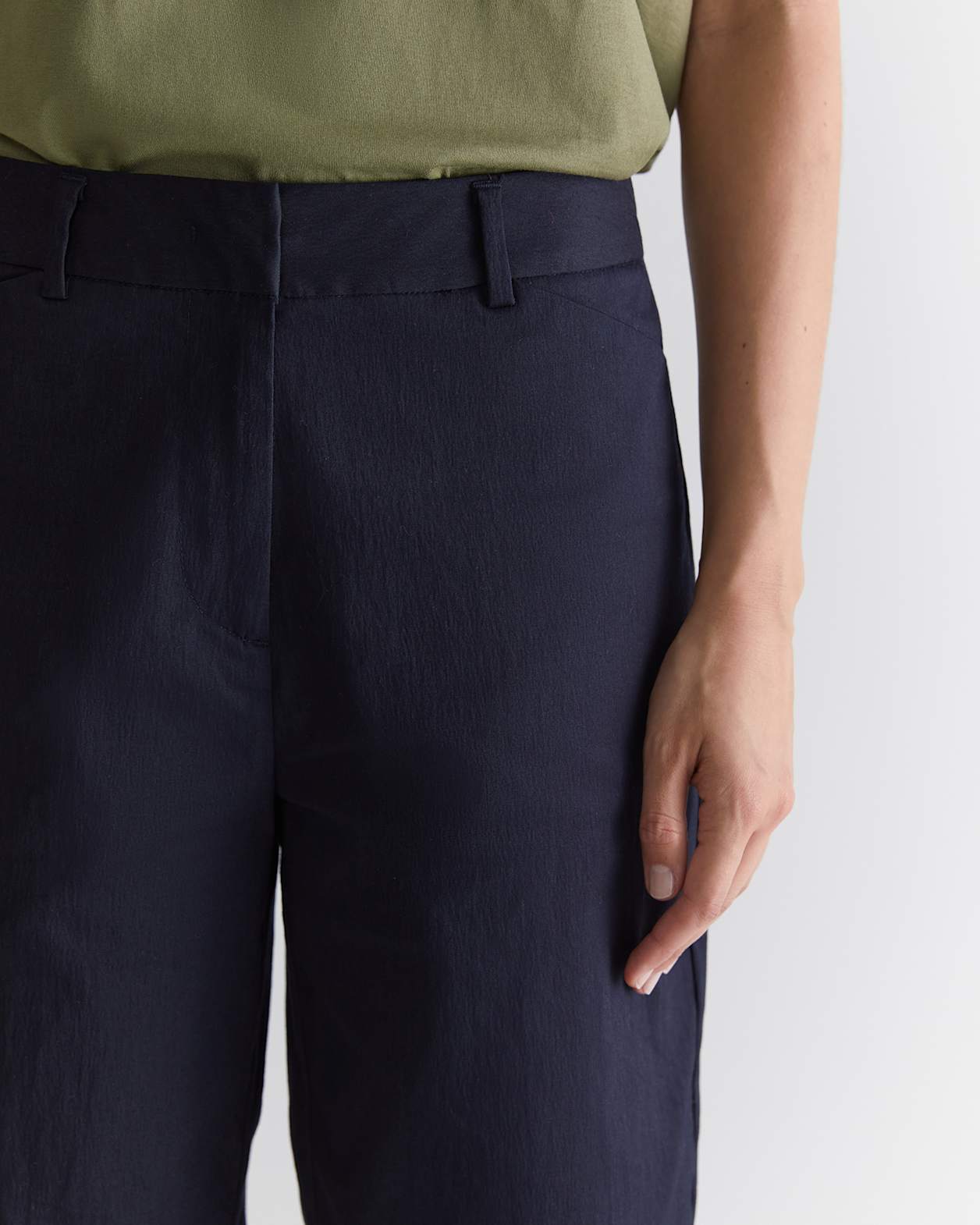 Evie Bermuda Short in CLASSIC NAVY