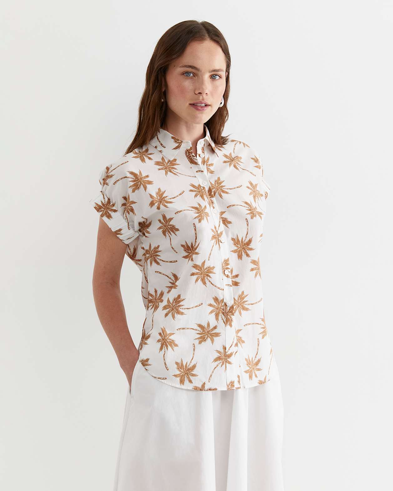 Palm Short Sleeve Lily Voile Shirt in TAN/WHITE