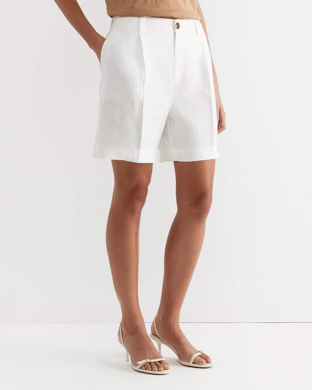 Lilou Linen Short in WHITE