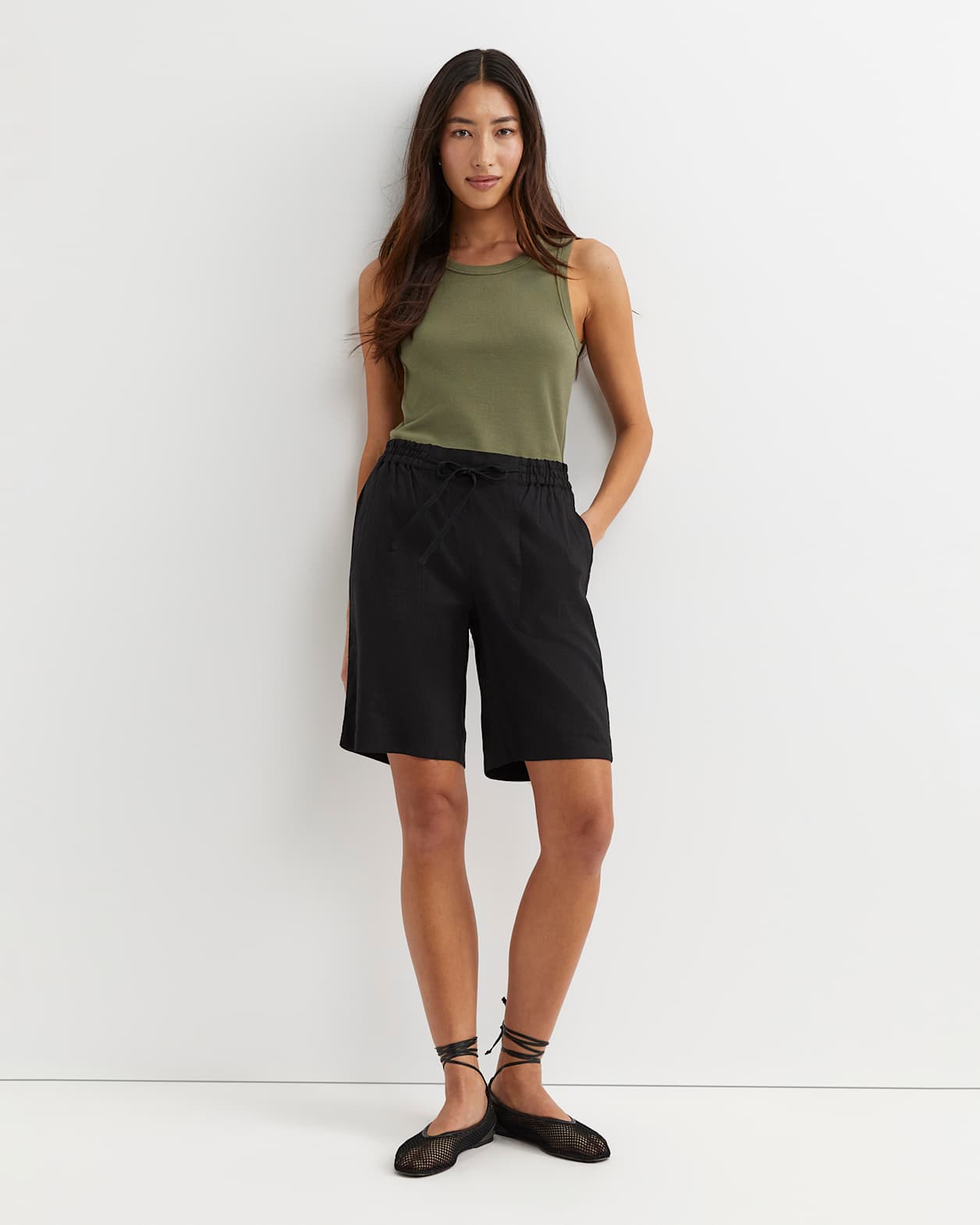 Rosa Bead Trim Linen Short in BLACK