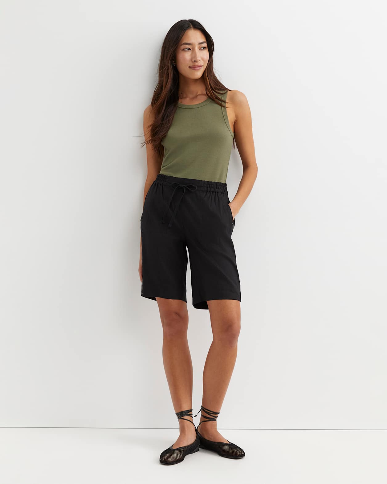 Rosa Bead Trim Linen Short in BLACK