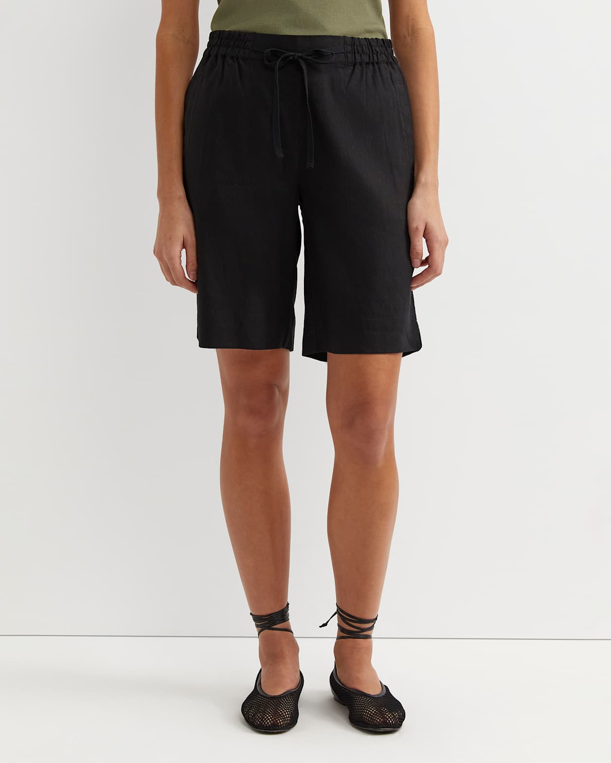Rosa Bead Trim Linen Short in BLACK