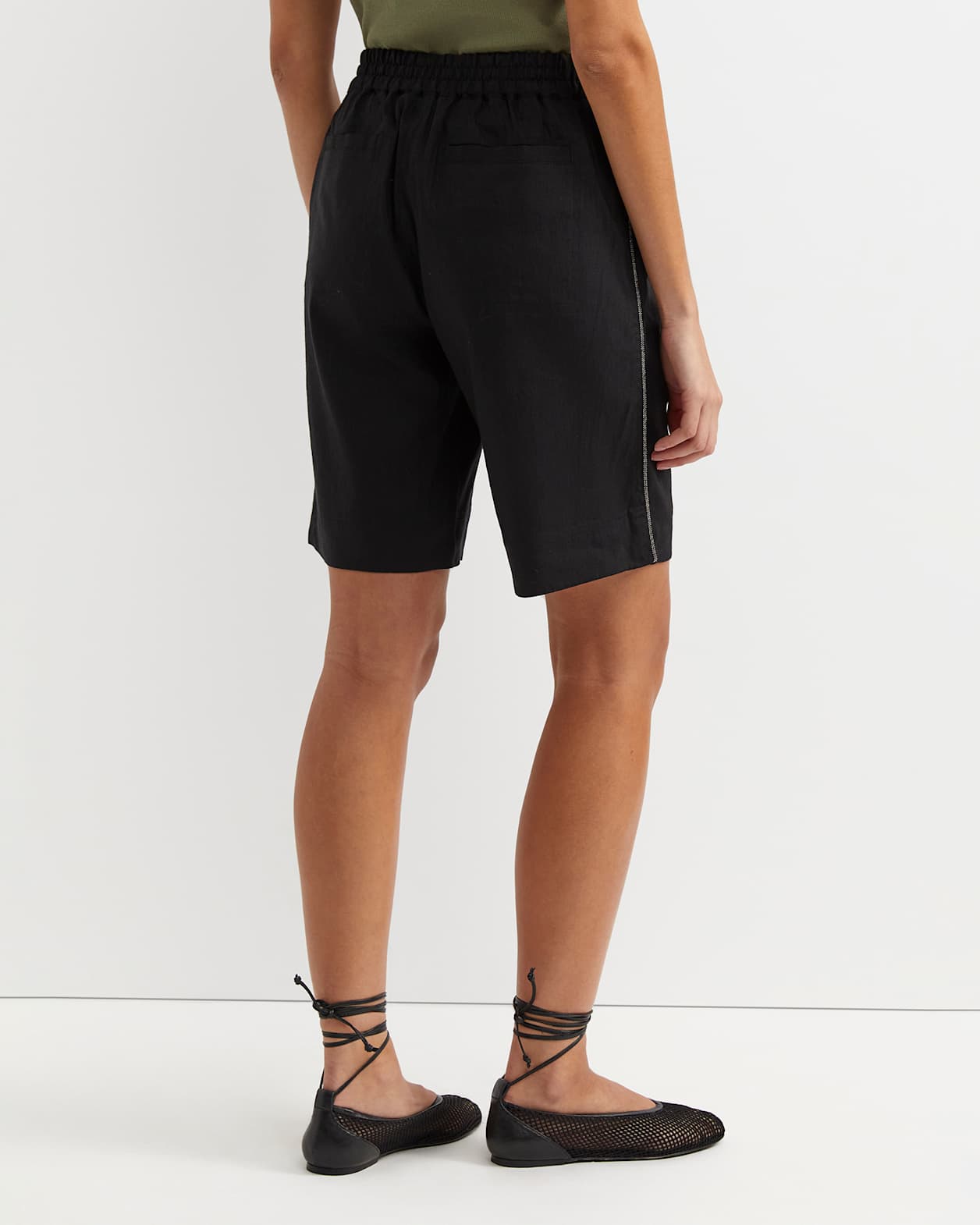 Rosa Bead Trim Linen Short in BLACK