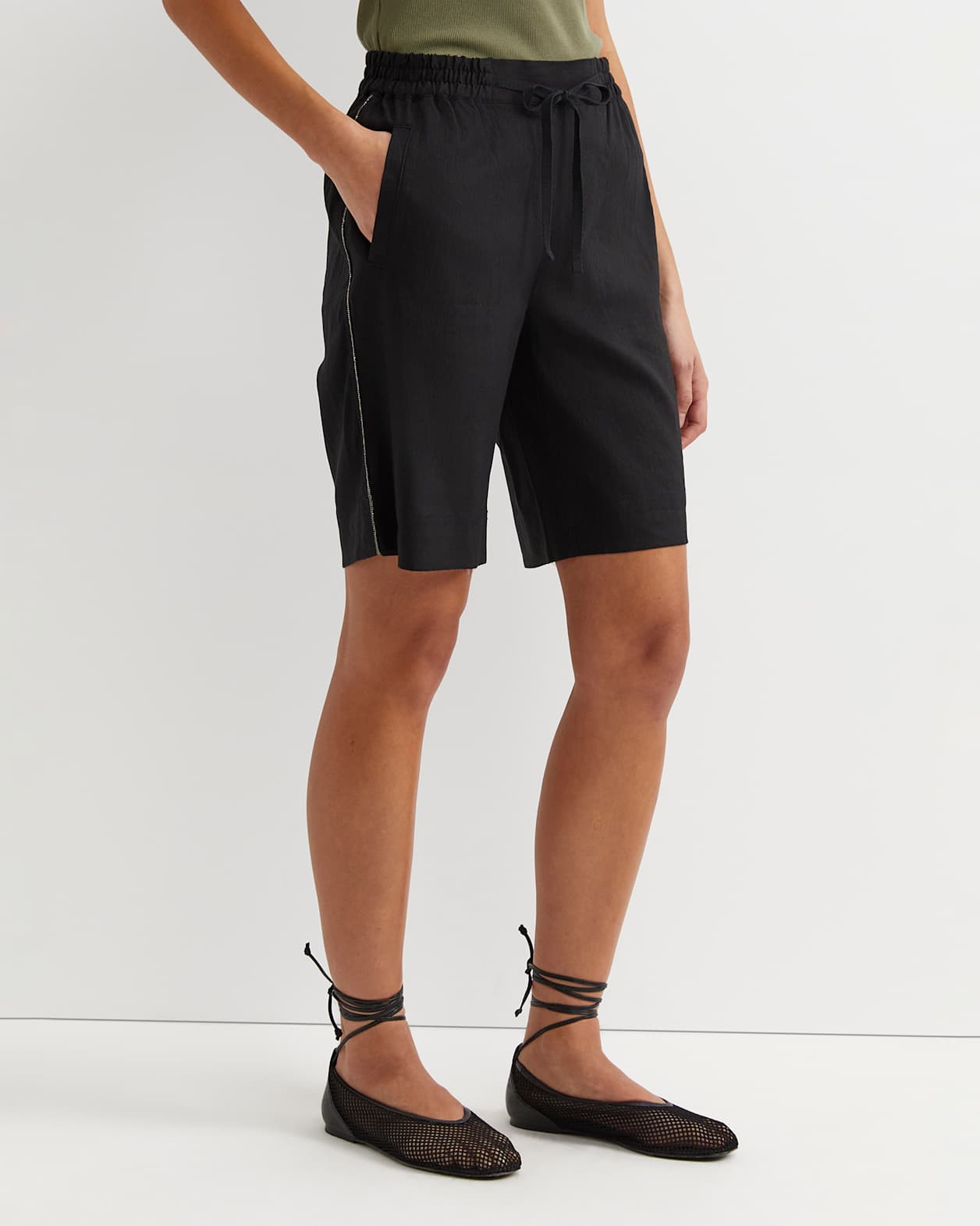 Rosa Bead Trim Linen Short in BLACK