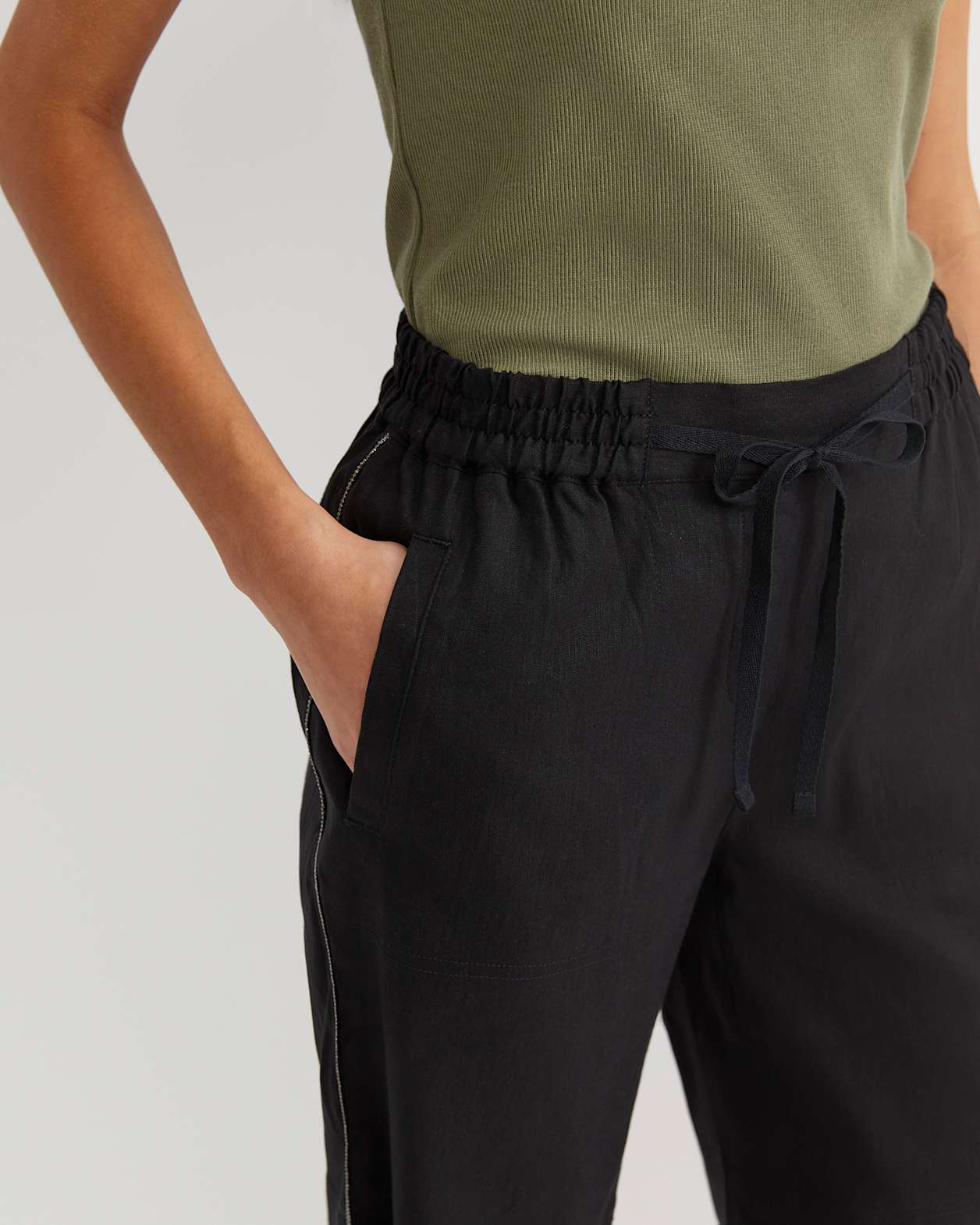 Rosa Bead Trim Linen Short in BLACK