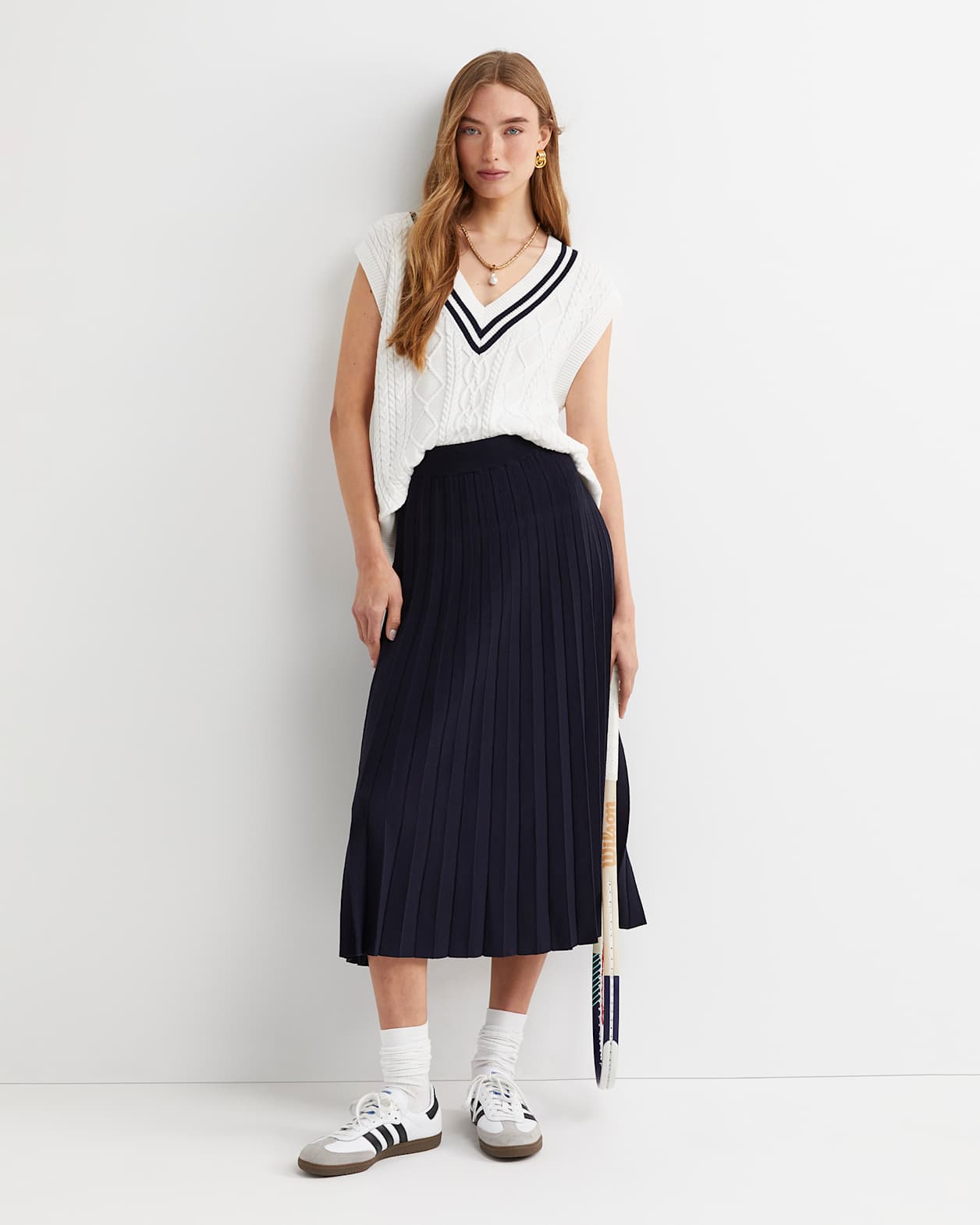 Elka Cable V-Neck Vest in WHITE/NAVY