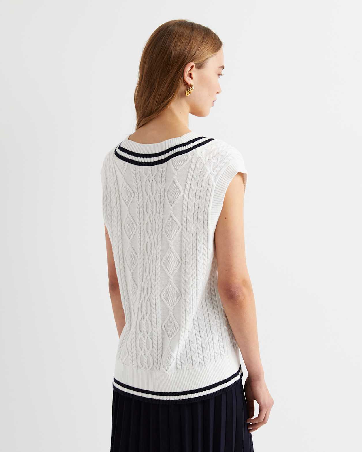 Elka Cable V-Neck Vest in WHITE/NAVY