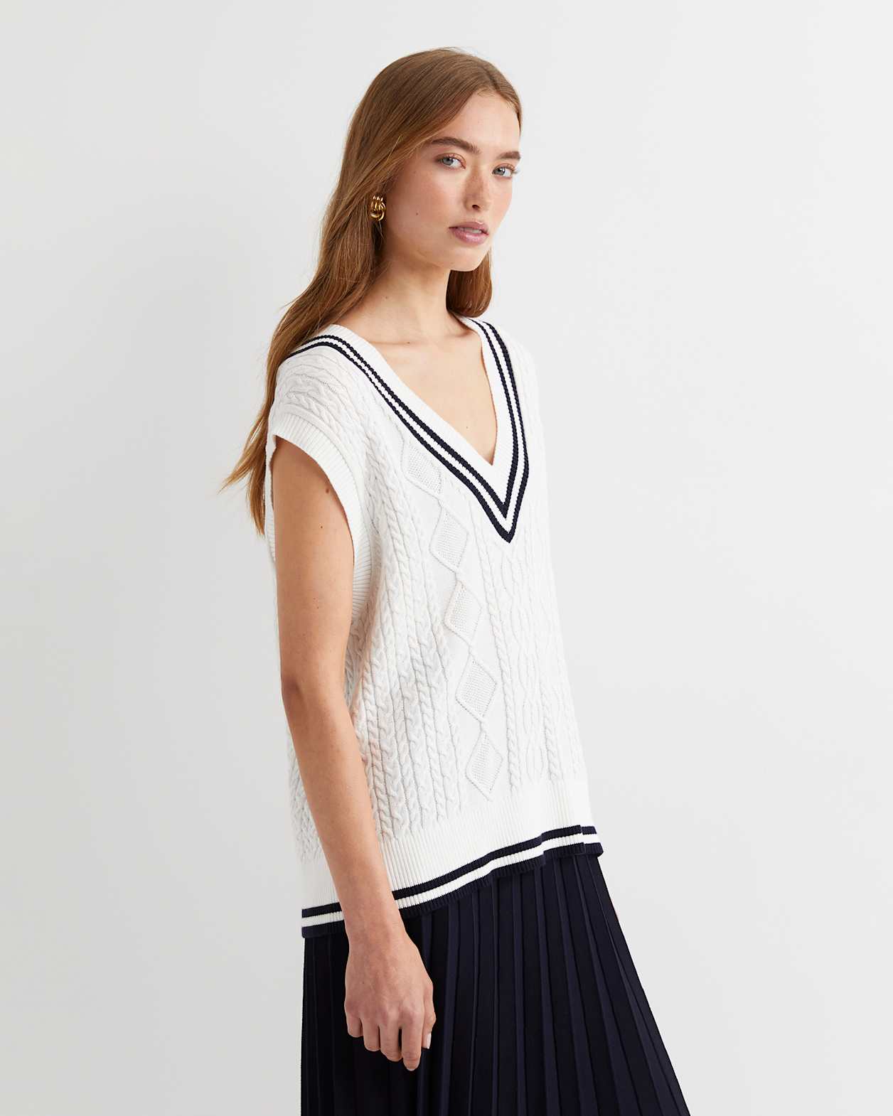 Elka Cable V-Neck Vest in WHITE/NAVY