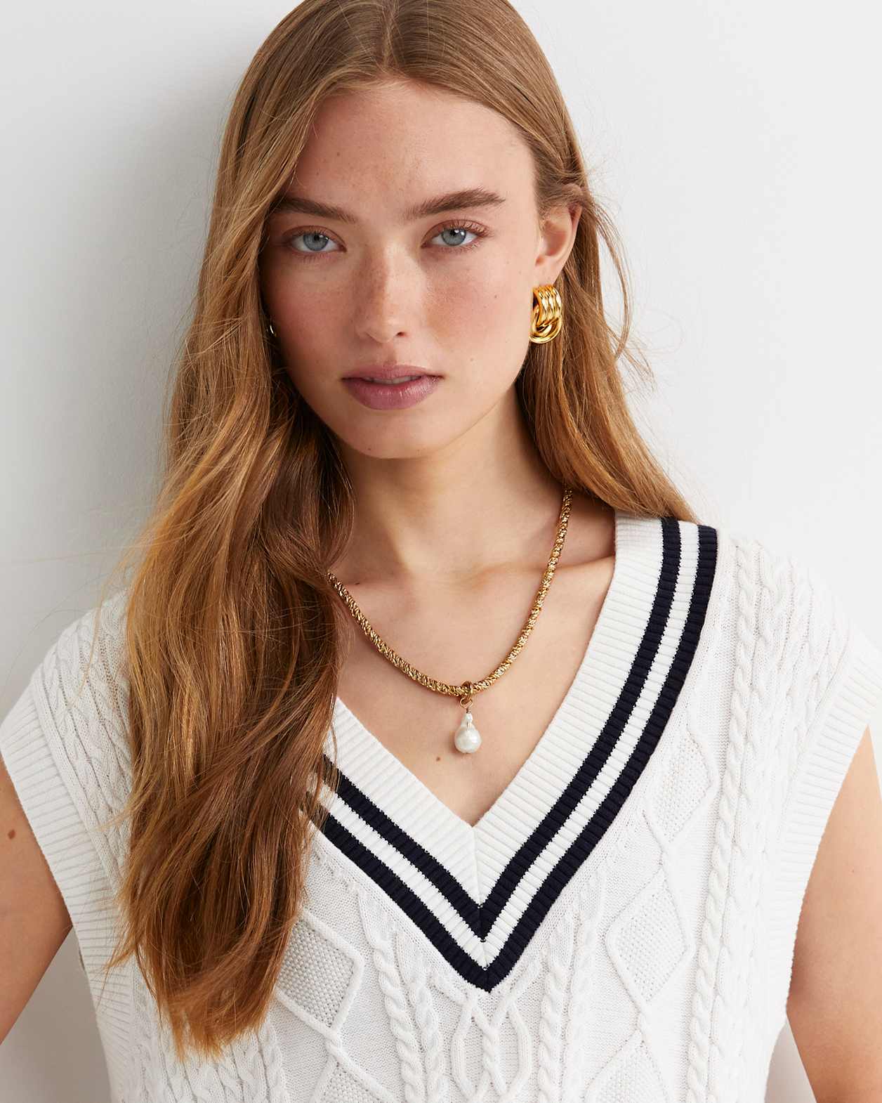 Elka Cable V-Neck Vest in WHITE/NAVY