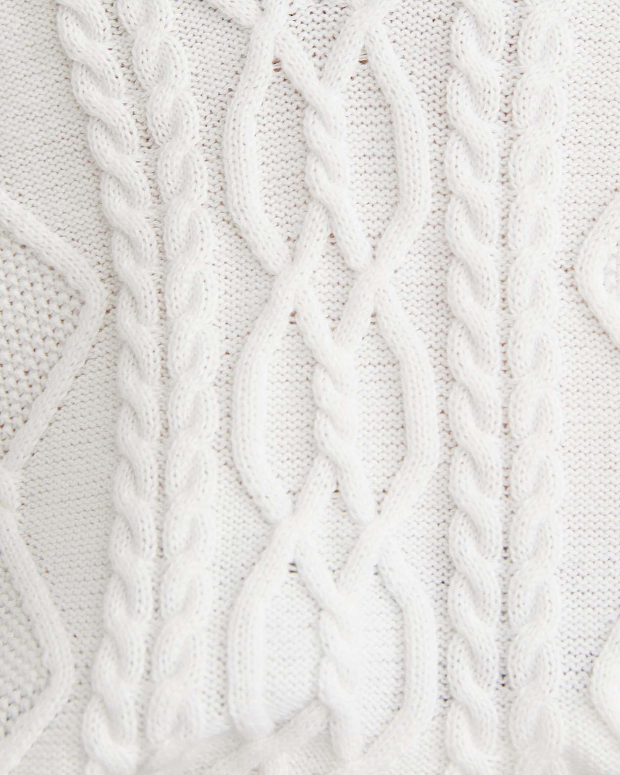 Elka Cable V-Neck Vest in WHITE/NAVY