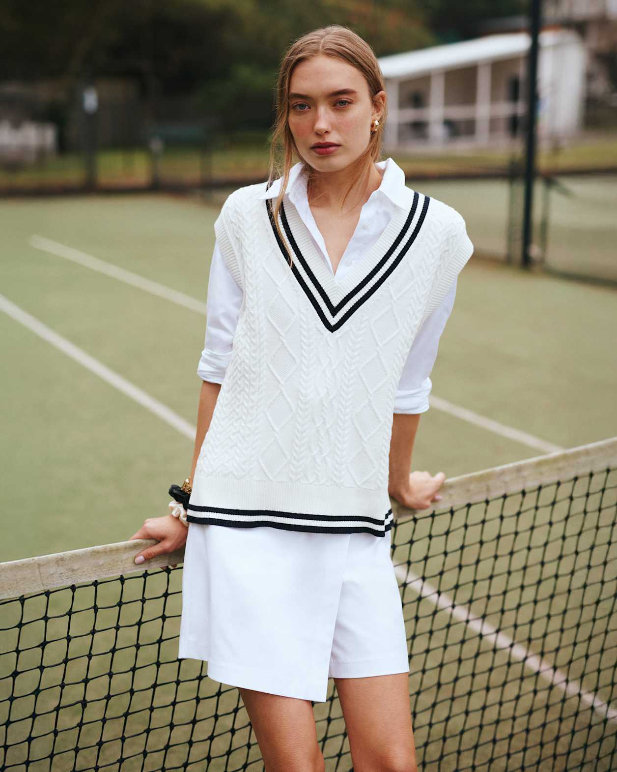 Elka Cable V-Neck Vest in WHITE/NAVY