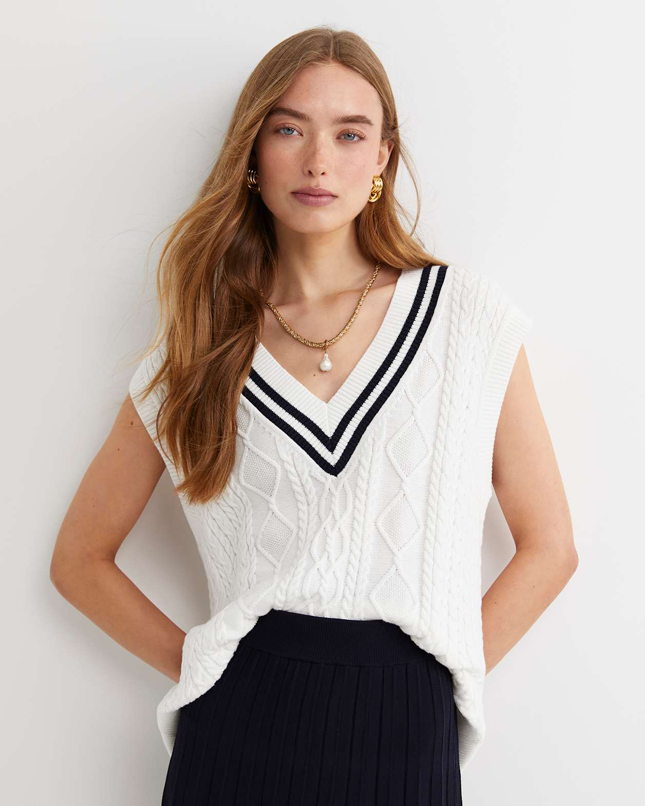 Elka Cable V-Neck Vest in WHITE/NAVY