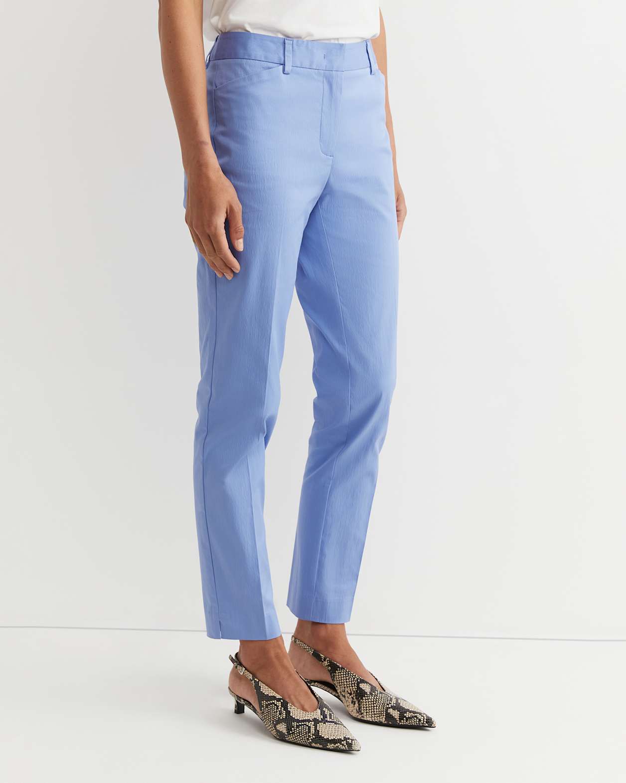 Evie Capri Pant in BELLE BLUE