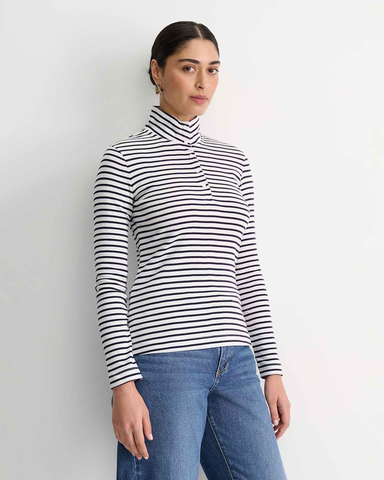 Lucy Snap Funnel Neck Top in WHITE/NAVY