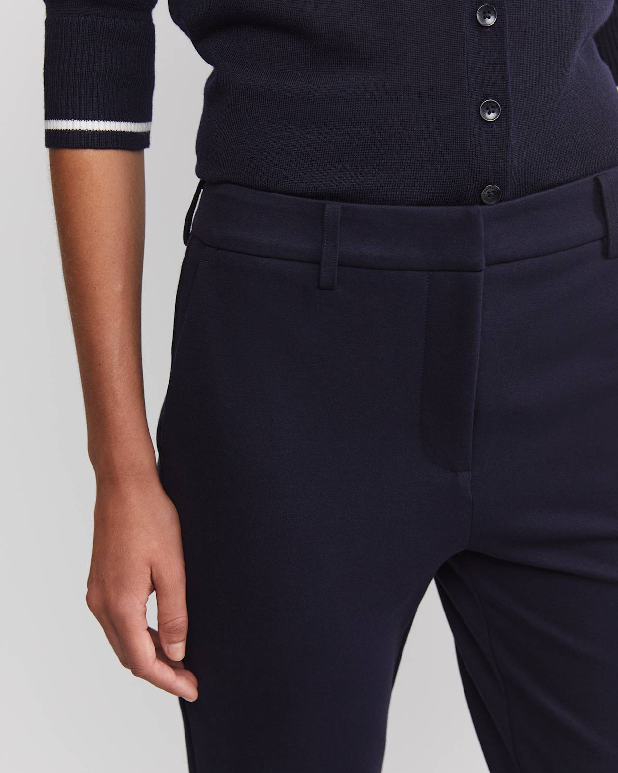 Evie Ponte Pant in NAVY
