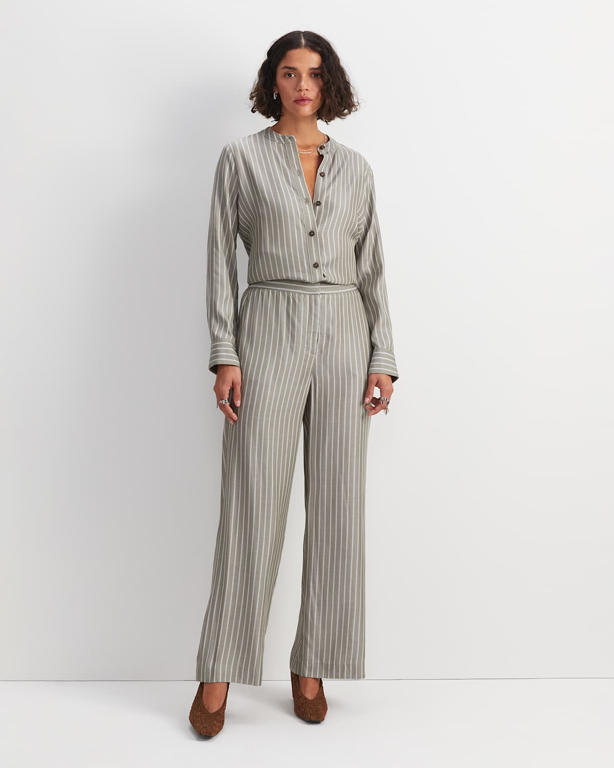 Solene Yarn-Dyed Pleat Pant in KHAKI/WHITE