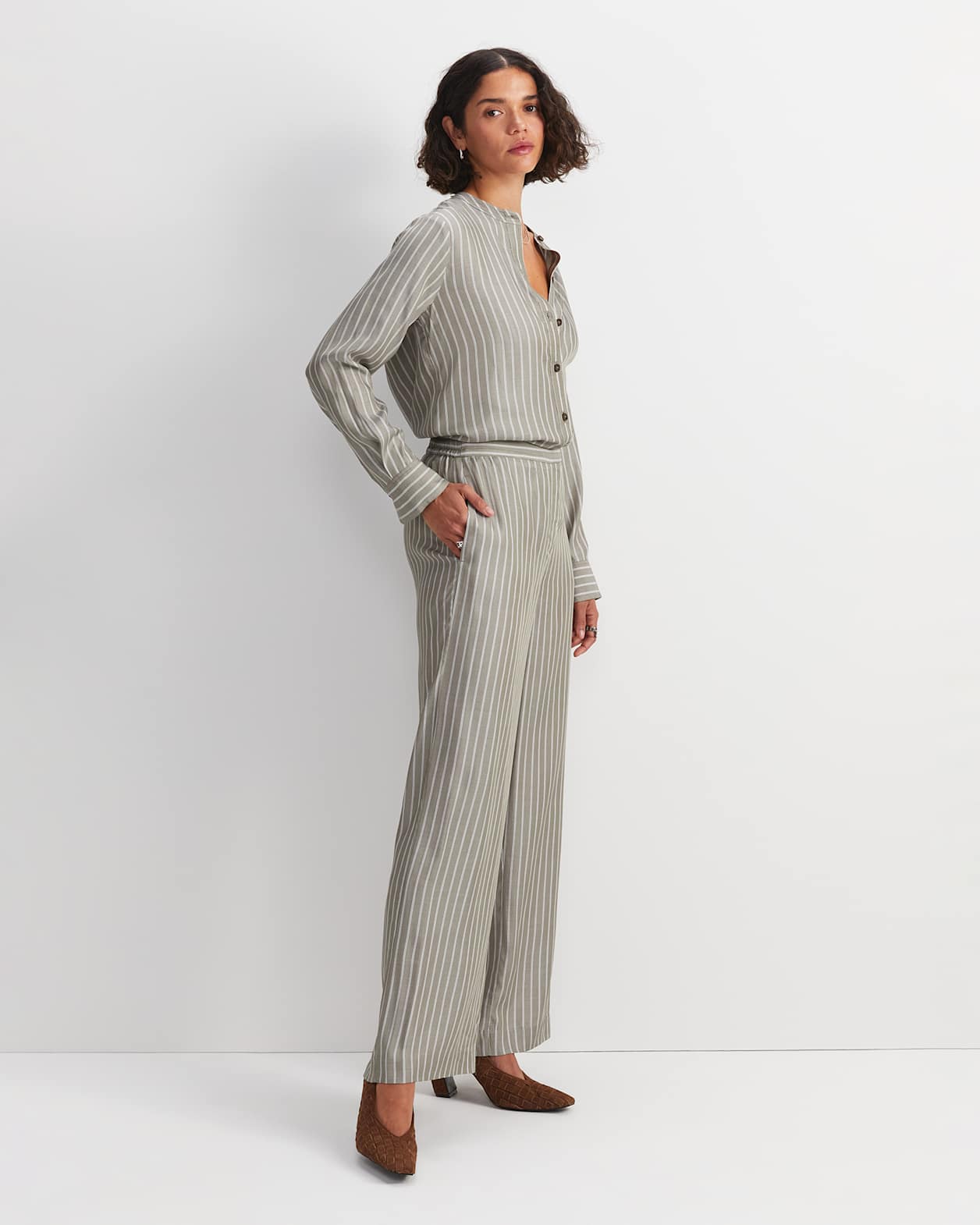 Solene Yarn-Dyed Pleat Pant in KHAKI/WHITE