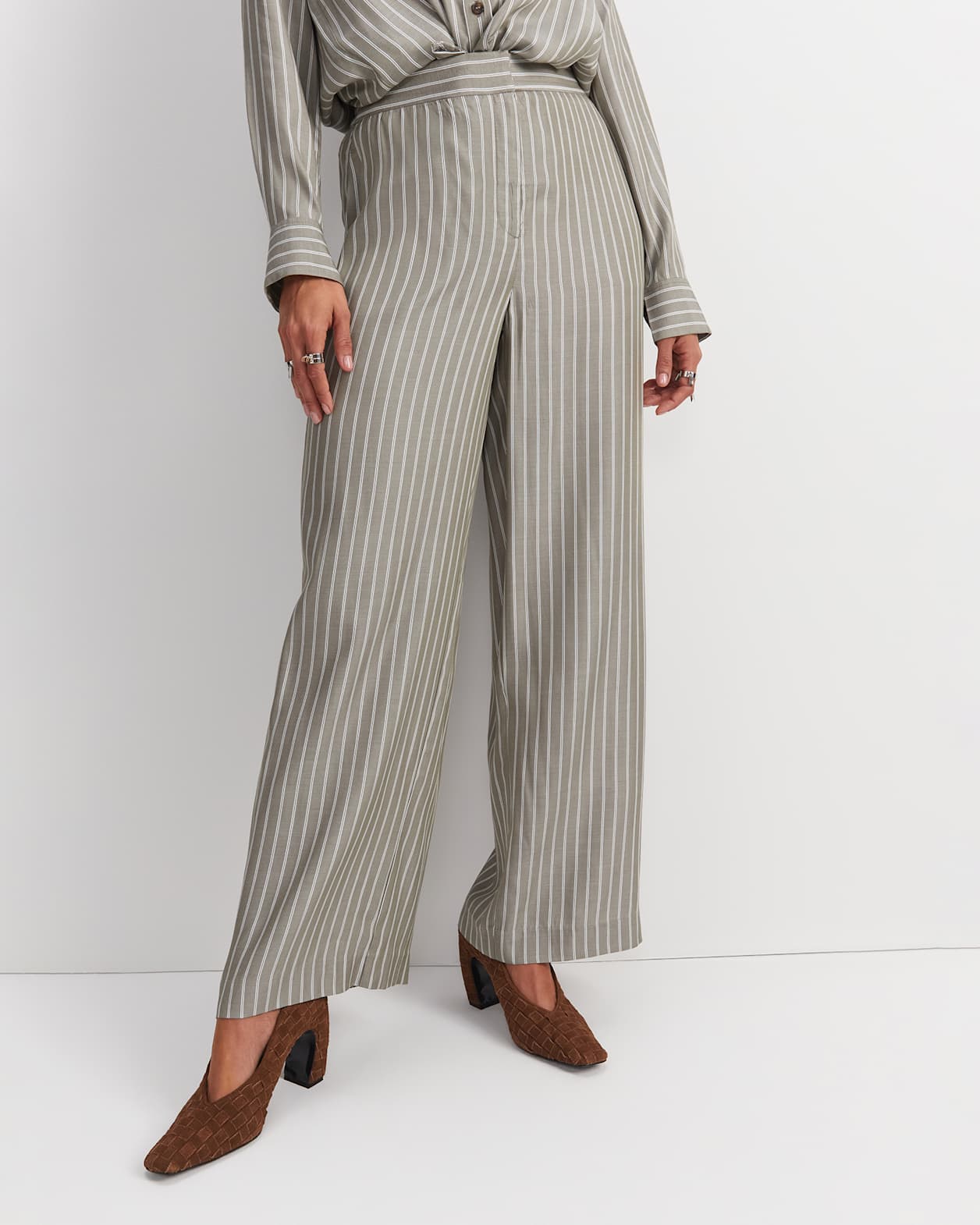 Solene Yarn-Dyed Pleat Pant in KHAKI/WHITE