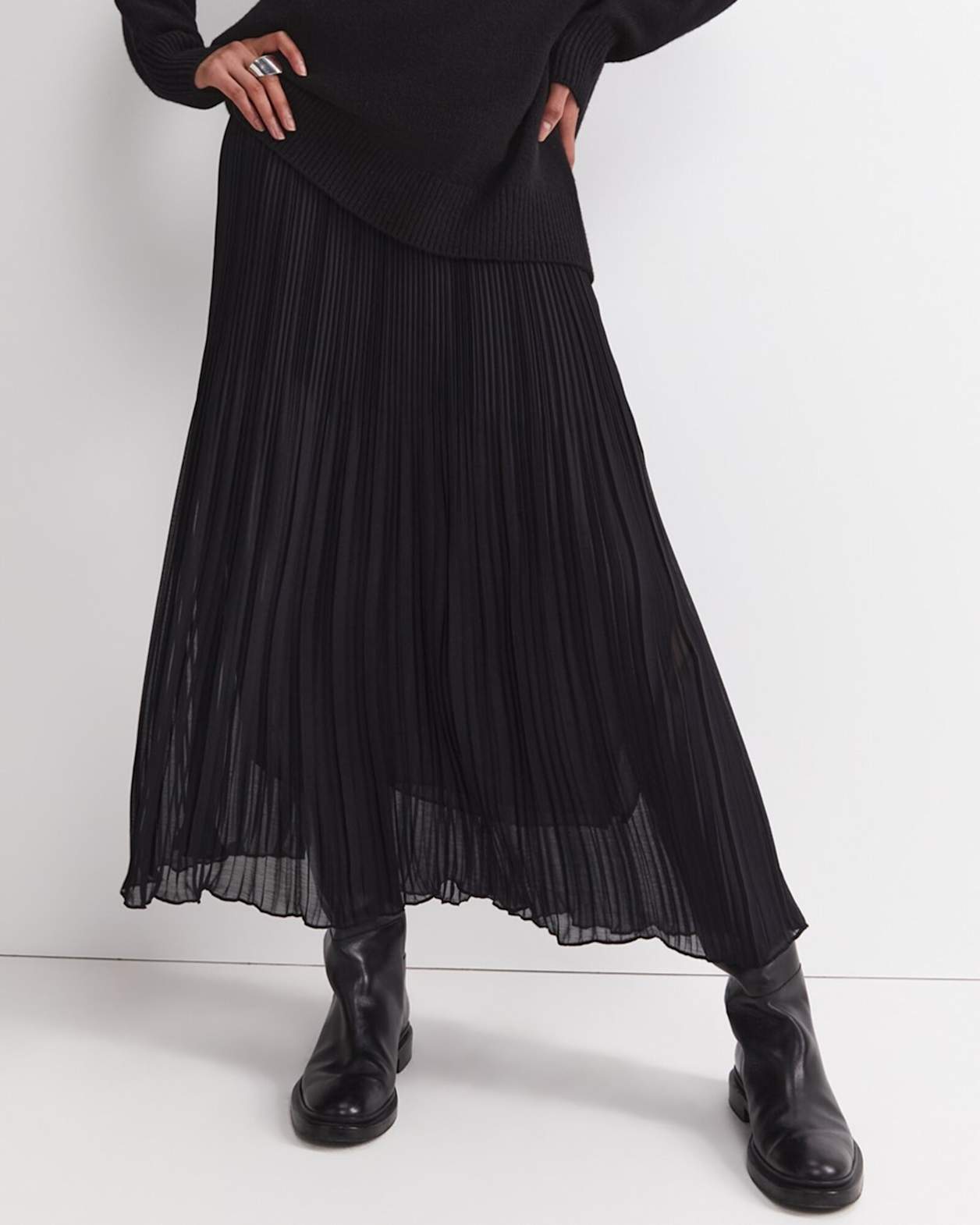 Quinn Pleated Midi Skirt in BLACK