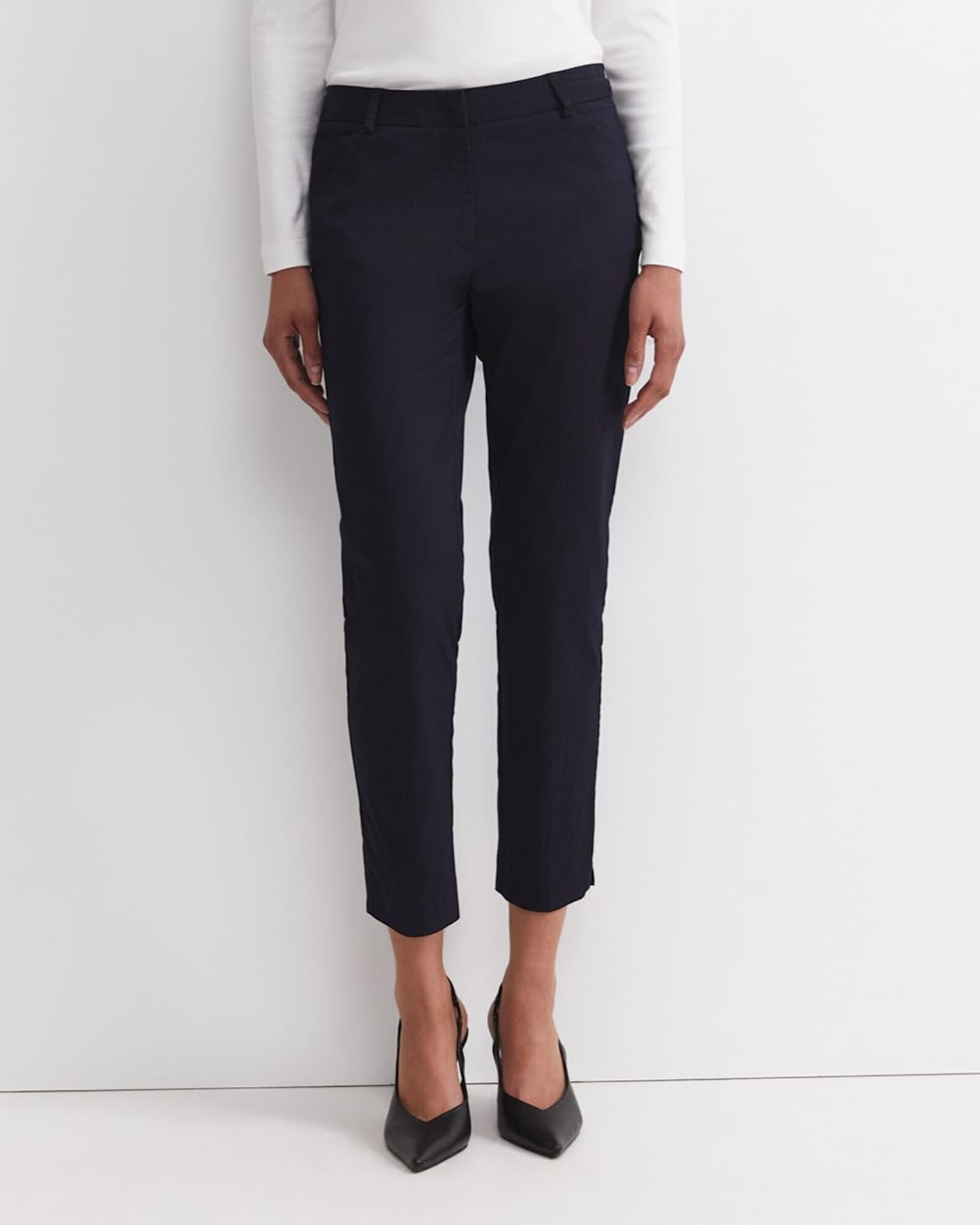 Evie Capri Pant in CLASSIC NAVY