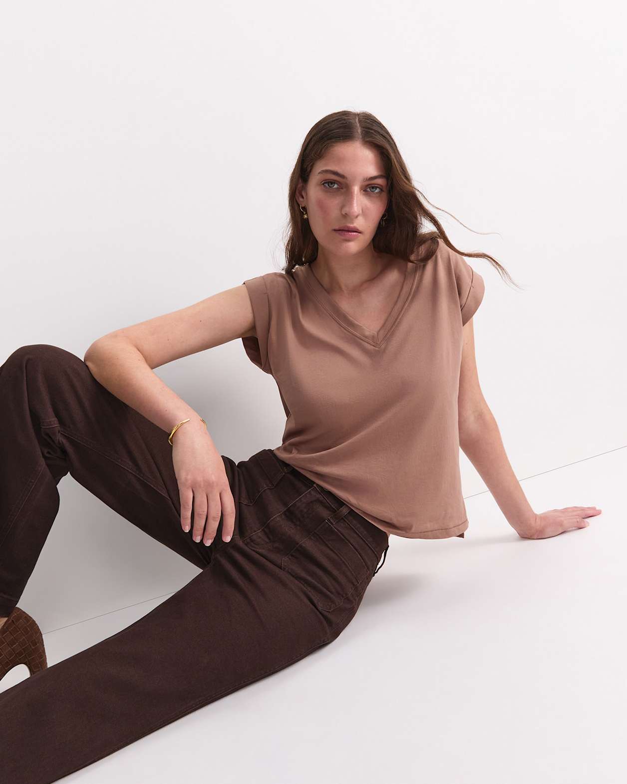 Blair Cotton V-Neck Tee in MOCHA
