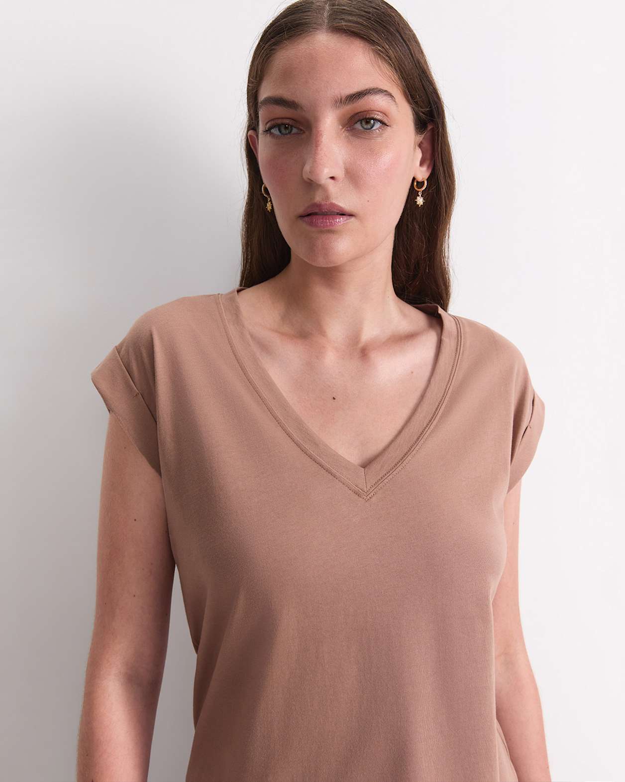 Blair Cotton V-Neck Tee in MOCHA