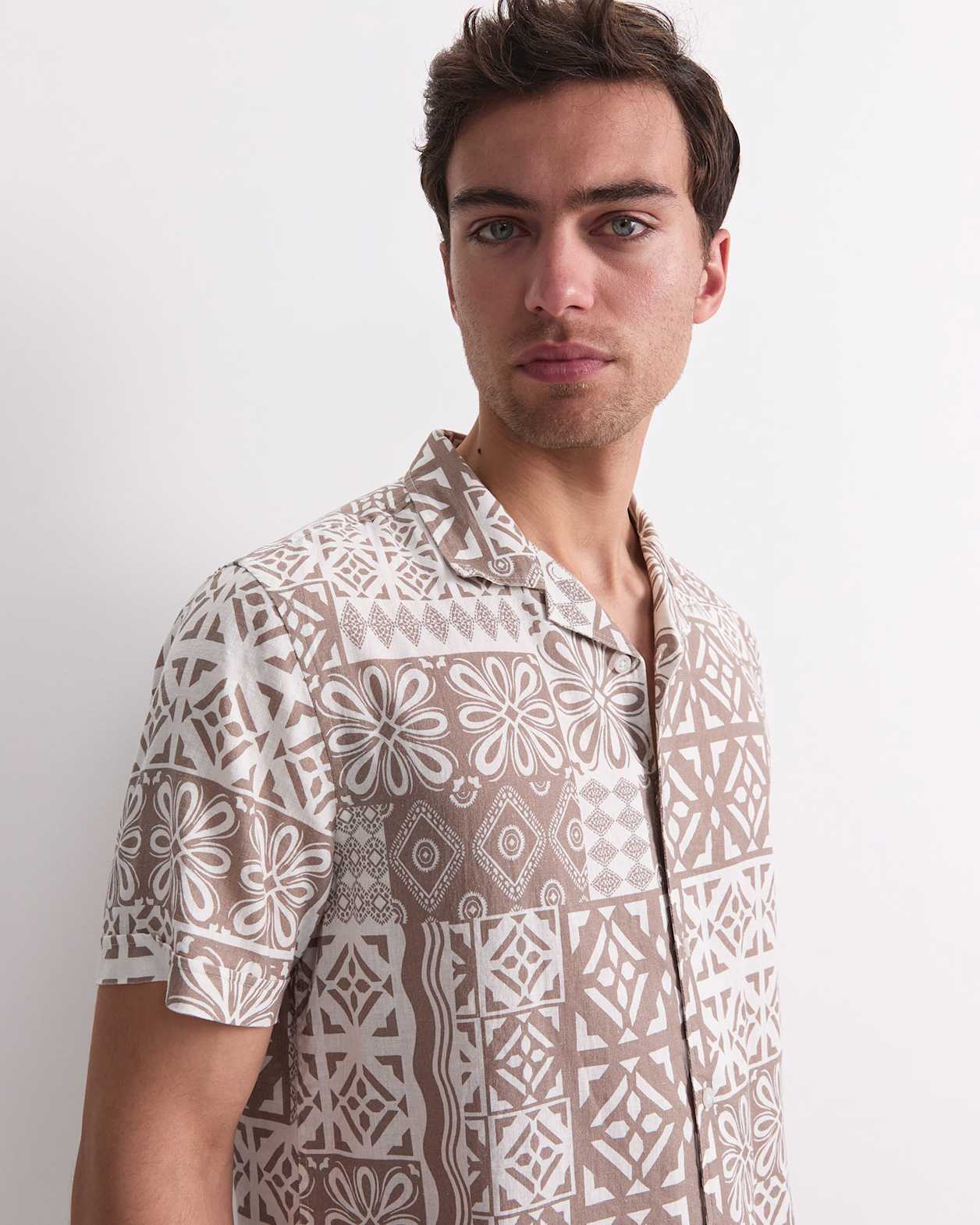 Casper Short Sleeve Print Shirt in FAWN