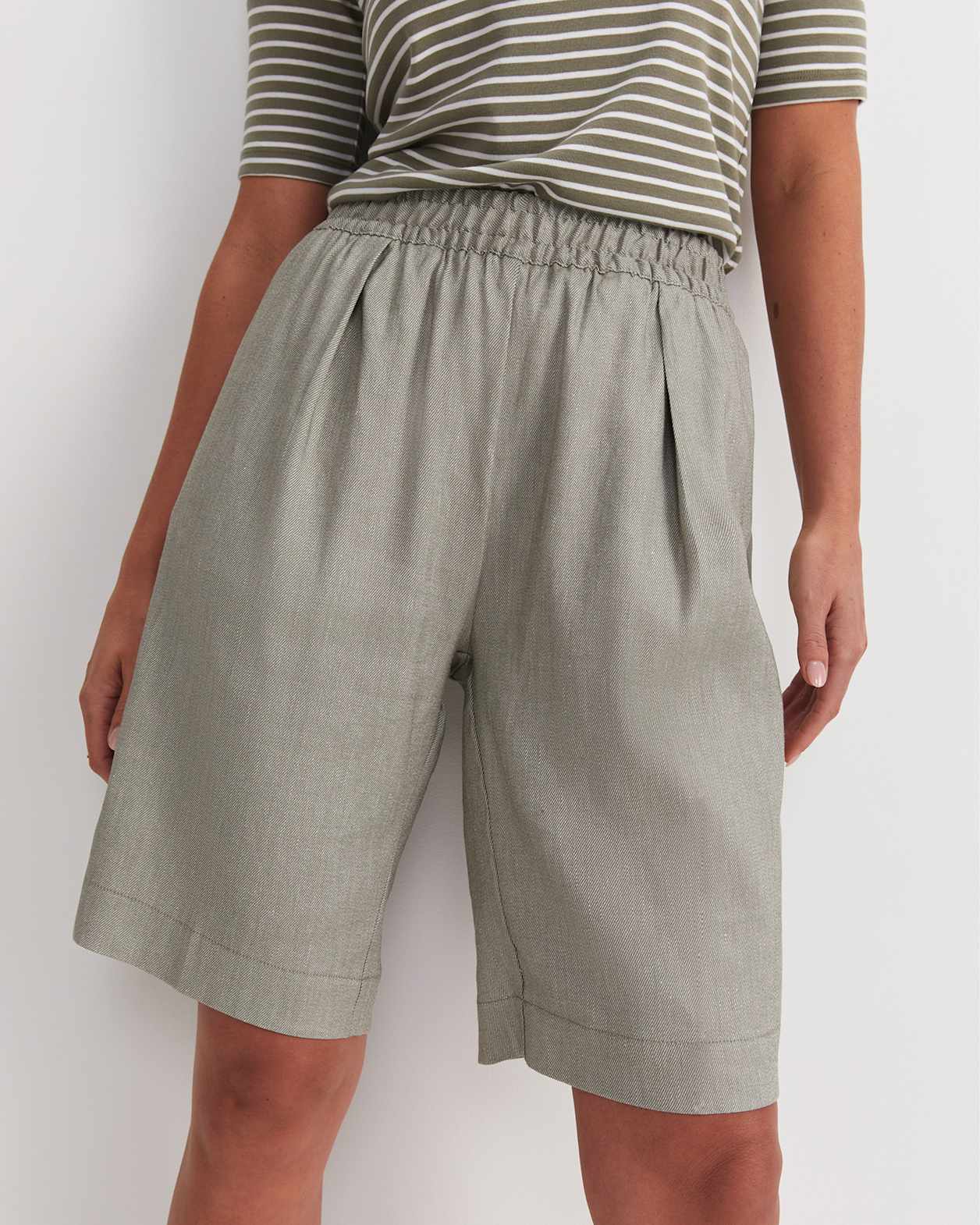 Rosa Elasticated Short in SOFT KHAKI
