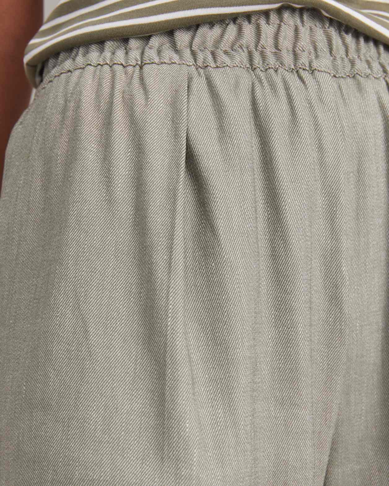 Rosa Elasticated Short in SOFT KHAKI